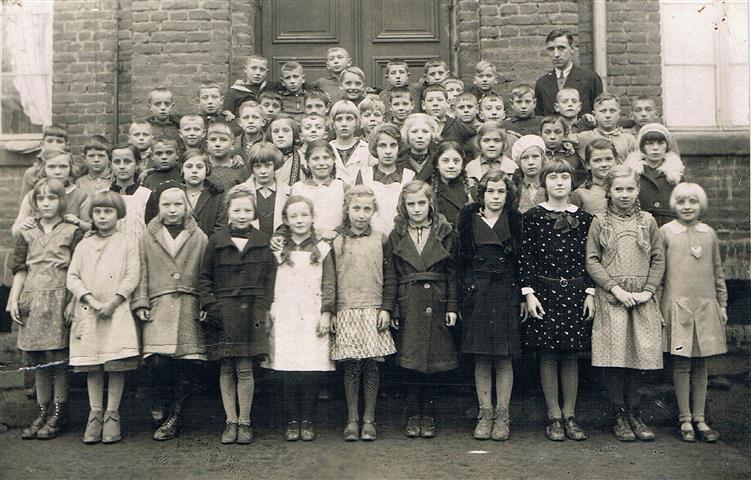 Klassenfoto vor der alten Schule aus den 1920er Jahren (Foto von Anni Hinz)