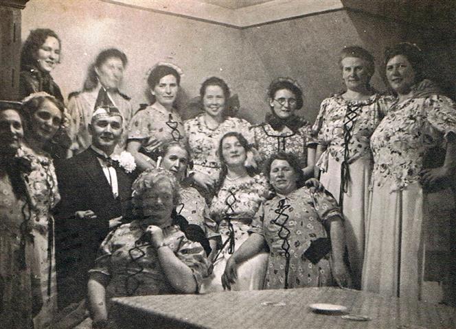 Frauentanzgruppe im Karneval 1937 (Foto von Anni Hinz)