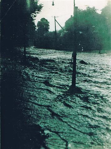 Hochwasser auf der Hennerstraße am 05.09.1931 (Foto von Anni Hinz)