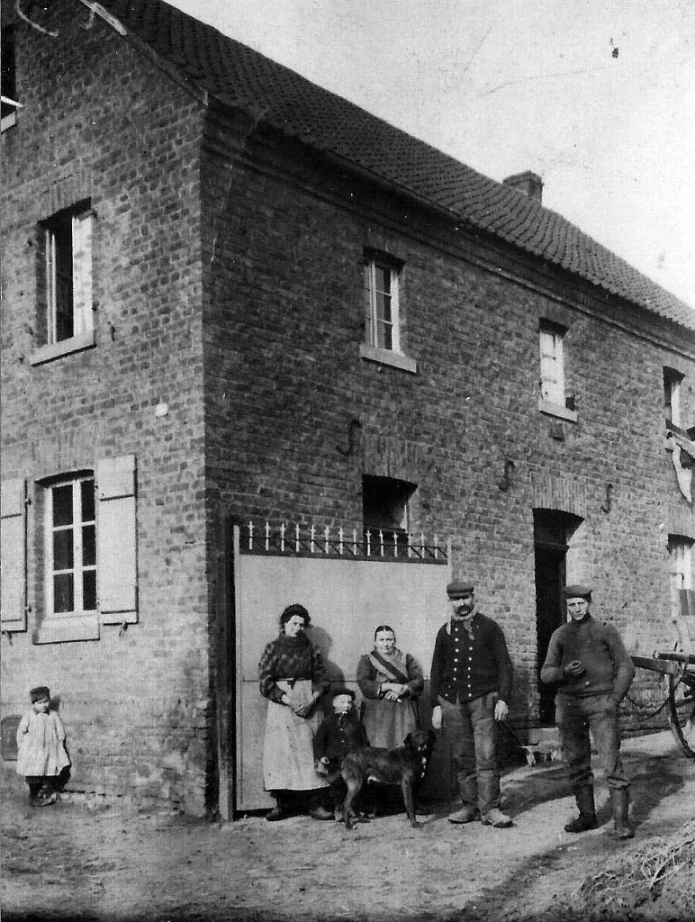Hof Zündorf i.d. Schmittenstraße (Bildmitte: Peter Josef u. Anna Maria Zündorf) - zur Verfügung gestellt von Josef Zündorf