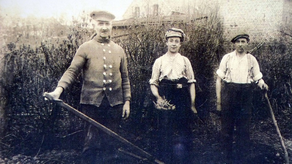 Kartoffel setzen i.d. Lehnengasse (Peter Josef Zündorf mit Söhnen Anton und Josef) - zur Verfügung gestellt von Josef Zündorf
