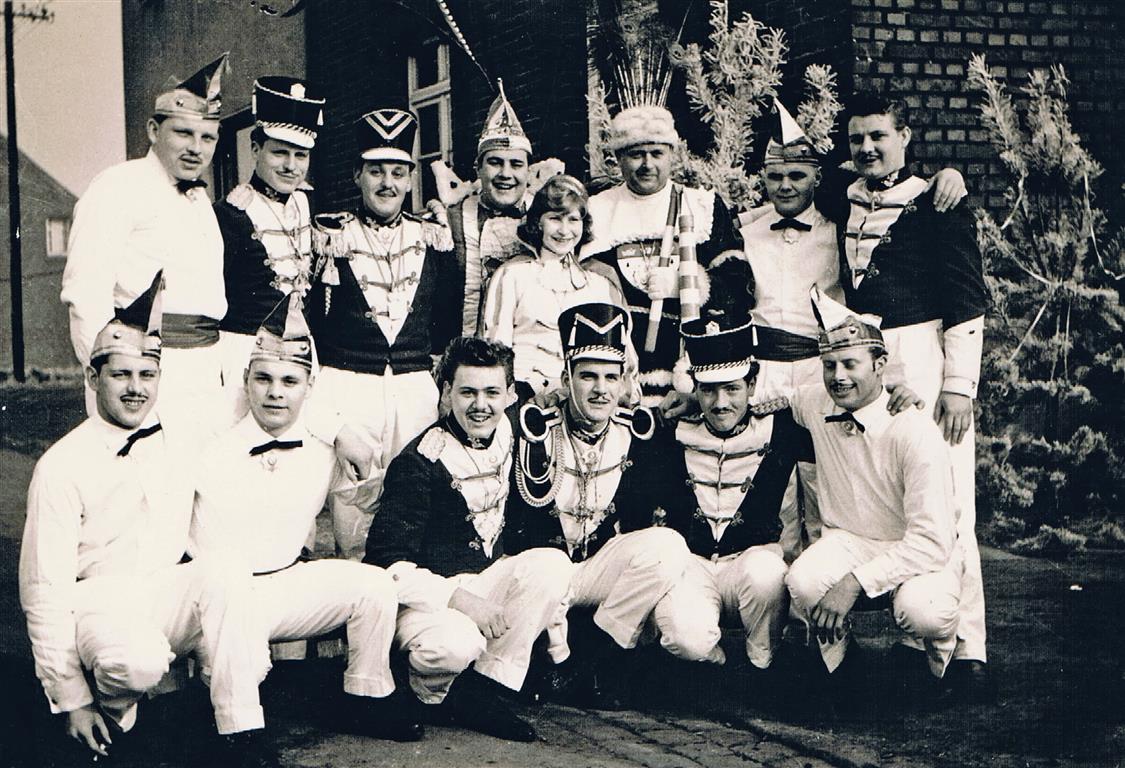 Husaren 1957 Husaren-Tanzchor der KG Blau-Weiss Fischenich 1957 (Foto von und mit Jakob Klug) Husarenchor der KG Blau-Weiss Fischenich 1957 (Foto von und mit Jakob Klug