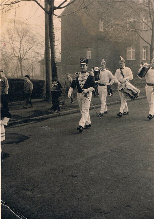 Tanzoffizier 1957 Husaren-Tanzchor der KG Blau-Weiss Fischenich 1957 (Foto von und mit Jakob Klug) Husarenchor der KG Blau-Weiss Fischenich 1957 (Foto von und mit Jakob Klug